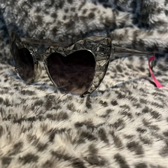 Betsey Johnson Sunglasses heart shaped beveled diamond oversized NWT - Picture 2 of 9